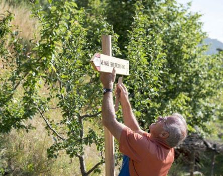 Martin Reichhalter tauscht ein Schild aus